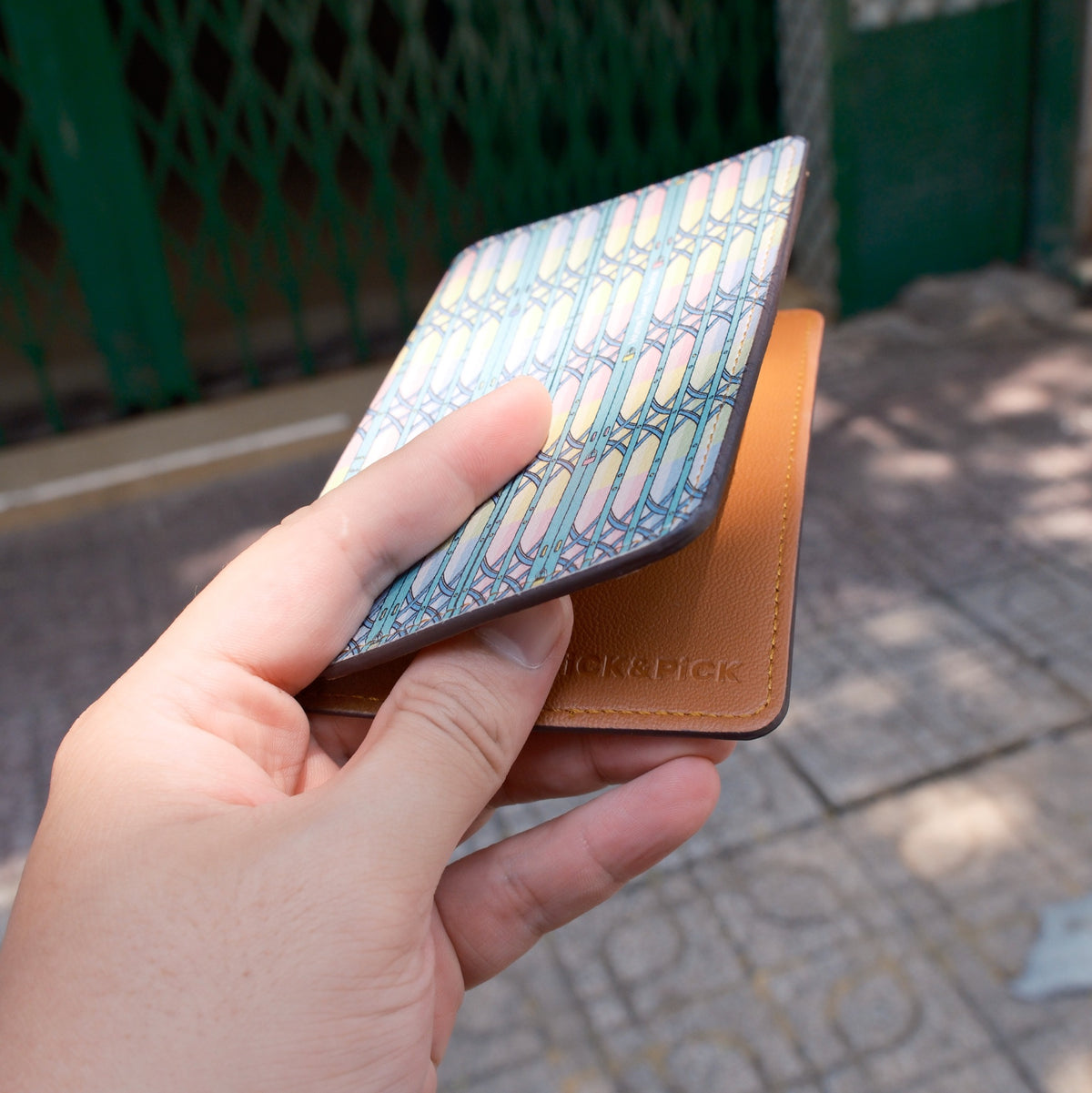 Bao Da Hộ Chiếu Cửa sắt